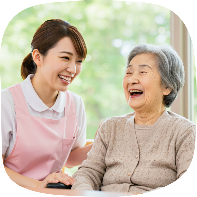 笑い合う職員と老人